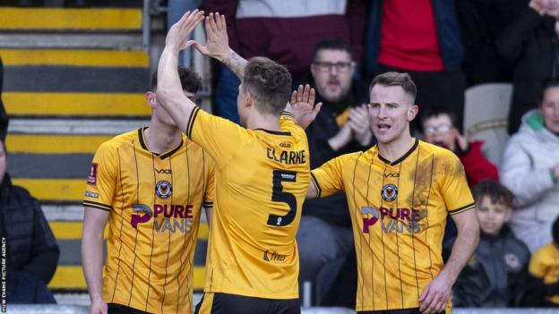 Newport County Football Club fecha bilheteria após ‘abusos terríveis’ antes da eliminatória do Manchester United